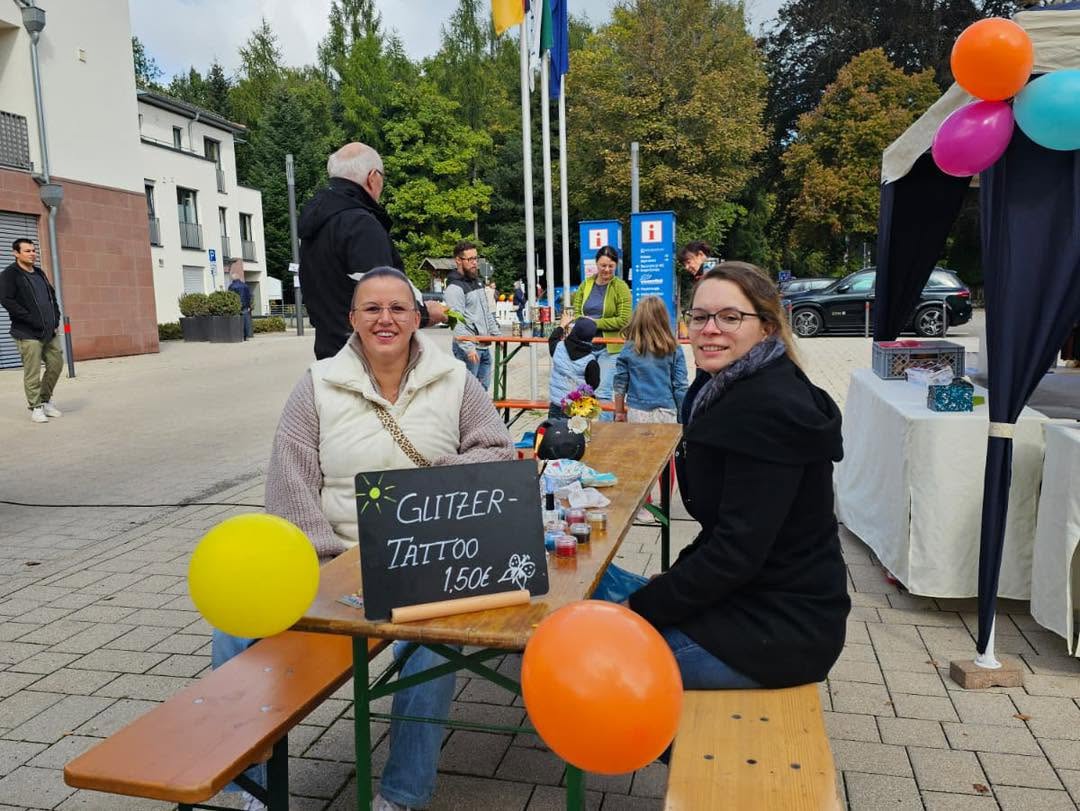 Unser bunter Stand am Markt mit Kindern